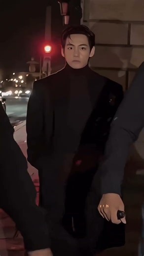 "There's art in the way Taehyung simply exists. 🎨🌌" #KIMTAEHYUNG #V #BTS💜