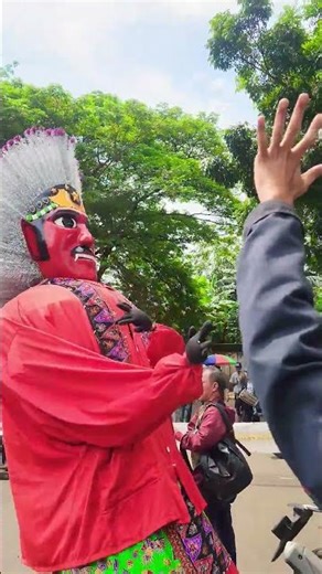 hey adek yang baju merah