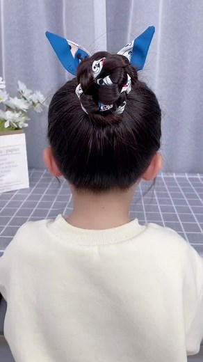 Cute Hair Tutorial: Stylish Bun with Fish Tail Clip