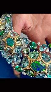 Let’s back to Tiffany Blue Book 2023. How about this necklace made in platinum and 18k yellow gold with black opals, aquamarines, beryls, tourmalines, and diamonds? 😉 Out of the Blue is the first Blue Book collection to be designed by Tiffany’s chief artistic officer of jewelry and high jewelry Nathalie Verdeill, who left Cartier to join the American brand last year. It is also the first fully realized one to be released since LVMH acquired the house. Tiffany & Co.’s high jewelry collection is 