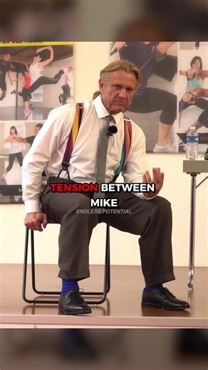 This wasn’t just an argument. This was a war that divided bodybuilding forever. Arnold Schwarzenegger believed in one thing: More sets. More hours. More pain. To him, muscle was built through volume and suffering. Then Mike Mentzer showed up and said, “You’re all training wrong.” Mentzer believed in Heavy Duty. One brutal set. Absolute failure. Then rest. He said muscles don’t grow in the gym — they grow when you recover. Arnold called Mentzer’s style lazy. Mentzer called Arnold’s style outdated