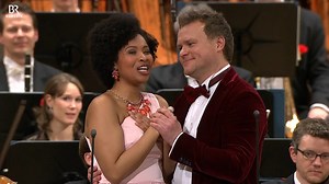 "Bei jedem Walzerschritt tanzt auch die Seele mit", wie Golda Schultz hier so schön singt💃 Heute jährt sich die Uraufführung von Franz Lehárs "Die lustige Witwe" im Jahr 1905 - eine super Gelegenheit, das Wohnzimmer zum Tanzparkett zu erklären! ▶️ Ihr hört "Lippen schweigen..." mit dem Münchner Rundfunkorchester. Golda Schultz wird begleitet von Sergey Skorokhodov. | ARD Klassik