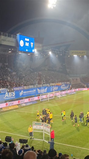 Bitteres Ende aus Hansa-Sicht – Jubel bei den Aachen-Fans 😬⚽ Das Spiel ist abgepfiffen – und Alemannia Aachen feiert ausgelassen. Denn in allerletzter Sekunde fällt noch der Last-Minute-Ausgleich zum 2:2. Während die Hansa-Fans fassungslos sind, jubelt der Gäste-Block wie verrückt. 🔥🟡⚫ --- #HansaRostock #AlemanniaAachen #Ostseestadion #LastMinute #Ausgleich #2zu2 #DramaPur #Fußball #FCH #Doktor_Spike | Dokter Spike