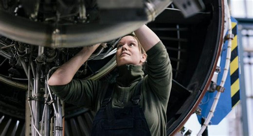 ¿Por qué la cadena de la moto da tirones si está tensada? Una causa depende del clima
