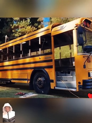 Transformer un simple bus de 40 pieds en une maison solaire autonome… au départ | TechnoSigne