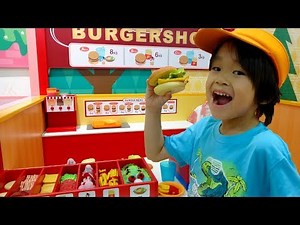 おでかけ 室内遊具 お店屋さんごっこをして遊ぶよ！ピザ屋さんやハンバーガー屋さんになろう！ レオスマイル