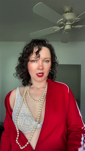 3 more things I wish someone had told me 👇 4️⃣ Record yourself and watch it back. Notice what you love and what you want to improve. It’s one of the most powerful tools for growth — and it’s free. 5️⃣ Never be shy about asking questions — even if they feel silly. As a teacher, questions help me understand your body, and they help you understand it too. 6️⃣ Consistency beats intensity every time. Once or twice a week for months will do more for your dancing than practicing every day for one week