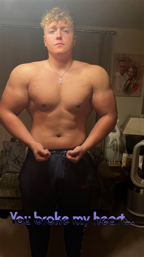 I started off at 60kg at 16 skinny at 6,1 then I bulked all the way up to 130kg at 176,1 as you can see in the first picture to now at 100kg 6,2 21 years old and still so much more progress is to come #gym #goviral #fyp #bodybuilding #transformation