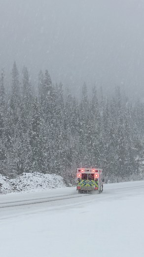 🚨 November 1, 2025 – The road conditions on the Icefields Parkway are really bad today. There have been several accidents and cars that have slid off the road. We captured these videos around 1:30 p.m. Drive safely, everyone. #icefieldsparkway #alberta #canada #banffnationalpark #highway93 | Explore Alberta
