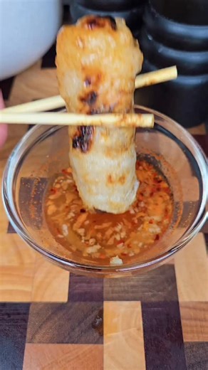 Comment cuisiner on Instagram: "Recette chinoise 🇨🇳🥢 Recette de nems au poulet facile et rapide 1 blanc de poulet 3 Cas de carotte râpé 1-2 Cas d'oignon ciselé 2 champignons de paris 1 petite poignet de vermicelle de riz 1-2 Cas de pousse de soja 1 Cas de sauce poisson 6 feuilles de riz Sel, poivre Sauce nems : 6 Cas d'eau 2 Cas de sauce poisson 1 Cas de vinaigre de riz 1 Cas de sucre 1 Cas rase de carotte râpé 1 Caf de flocon de piment Pour la préparation de la recette des nems au poulets su