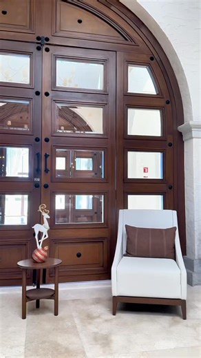 The new season brings a different kind of sparkle. ✨ The transformation has officially begun, and the holiday magic is lighting up every corner. Tag the person who needs this cozy, festive escape with you. 👇 | Secrets Puerto Los Cabos Golf & Spa Resort