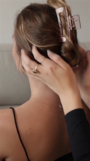 Back & hair scratches with some jewlery sounds 😊 #asmr #asmrtok #fyp #foryou #asmrhair #realpersonasmr