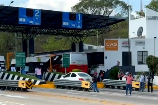 Maestros de la CNTE toman caseta de cobro en Chiapas