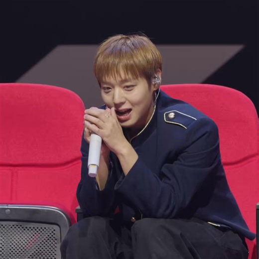 Ada yang tanya, waktu Hongwi nyamperin Taesan dihukum, kok cuman baju Maehwa yang basah? Apa Maehwa yang nyebur sungai buat dorong rakit? Kata Park Jihoon, bajunya juga basah, cuman ga kelihatan.. jangan salah paham, bukan dia yang bikin Jeon Mido basah 😅"It's just that when Maehwa sunbaenim's clothes get wet, it shows up very well. But my outfit was white, so even if it was soaked.. I mean, i was in a state where my clothes were soaked too, just like that. But before going into the shoot, we s