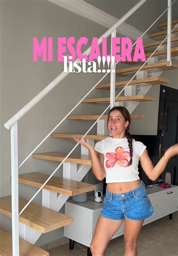 POR FIIIIIIN os ha gustado el resultado final???? Por poner una pega falta pintarla bien bien que la tiene que venir a pintar mi hermano ya que la pinté corriendo yo para que esté blanquita 🤣😅 #escalera #cambios #casa #feliz