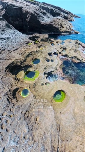 かずや/佐渡島カメラマン on Instagram: "佐渡島スポット「平根崎の波蝕甌穴群」（ひらねざきのはしょくおうけつぐん） 📍 〒952-2131 新潟県佐渡市 戸中 1465 🚗佐渡汽船両津港から車で約65分 ⏱穴の中の海水が綺麗に見える正午あたりがおすすめの時間 #佐渡 #佐渡島 #絶景 #新潟 #海 #japantrip #japan_daytime_view"