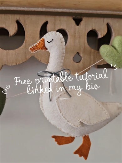 So many of you asked how I make this little felt goose garland, so I created a gentle, beginner-friendly printable tutorial 🤍 This project was made slowly, with lots of love. It’s meant to feel approachable and peaceful, not overwhelming. The tutorial is free and linked in my bio if you’d like to make one too! If you do, please tag me, I would truly love to see your handmade geese 🪿 #feltcraft #handmadedecor #beginnersewing #nurserydecor #feltgarland