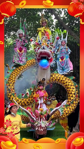 Guangdong-style New Year | How can these children seem to "stand" in mid-air? Using a hidden steel bar as the backbone, cleverly supporting the children seated or standing on a platform several meters high, this is the #traditional #folk art Wuchuan Piaose in #Zhanjiang. Seamlessly integrating opera, magic and acrobatics, Wuchuan Piaose features a variety of performance themes, primarily performed during the #SpringFestival to pray for blessings. The performers are mainly children aged six to tw