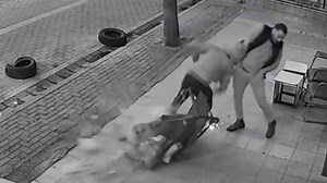 Yukarı çekilen sepet vatandaşın üzerine düştü