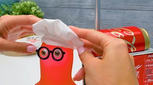 Mini horno de pizza DIY hecho de latas de soda🥤❤️🍕 ¡Hola, chicos! Respondan a la pregunta... ¿De dónde viene la pizza? Fuera de la caja! ¡Correcto! Pero primero la pizza sale del horno. Y hoy, por extraño que parezca, combinaremos la pizza y el refresco. Y construiremos un nuevo proyecto: un mini horno para pizza con latas de refresco. Créannos, ¡haremos una artesanía muy wow! Por lo tanto, vamos a necesitar unas cuantas latas de refrescos. Las cortaremos en pedazos para obtener hojas especial