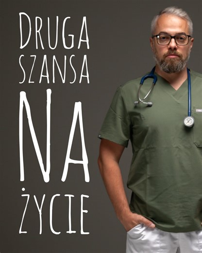Każdego dnia w gabinecie widzimy zwierzęta, które nie powinny już ufać. Złamane, przestraszone, odebrane ludziom, którzy nie powinni byli ich mieć. A jednak wystarczy jedna dobra ręka, by serce znowu zaczęło bić spokojnie. 🔹 Ten film nie jest o leczeniu ciała. To opowieść o czymś znacznie trudniejszym – o leczeniu zaufania. 🔹 O zwierzętach, które dostały drugą szansę. I o ludziach, którzy im ją dali. O Was – tych, którzy nie przeszliście obok, którzy potrafiliście zobaczyć nadzieję tam, gdzie 