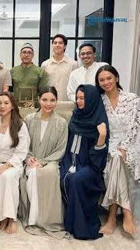 POTRET AALIYAH MASSAID BUKBER DENGAN TEMAN-TEMAN ARTISNYA