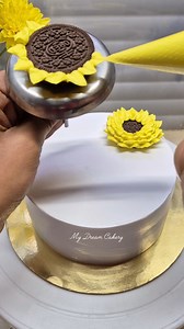 Beautiful & Easy Way To making Sunflower Design Cake🌻🎂❤️|Cake Design❤️🔥 #cake #viralcake #mydreamcakery #birthdaycake #cakedesign #floralcake #sunflowercake #happy3months | My Dream Cakery