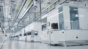 明るい先進半導体製造ファブクリーンルーム内のドーリーショットとワーキング・オーバーヘッド・ウェーハ搬送システム付き