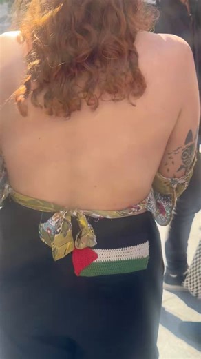 Una “periodista” de Canal Red, el panfleto de ultra izquierda de Pablo Iglesias, acude al congreso de los diputados donde por cierto está acreditada, medio desnuda y con mensajes políticos.Lleva por cierto toda la mañana persiguiéndome con preguntas ridículas.@periodistadigit