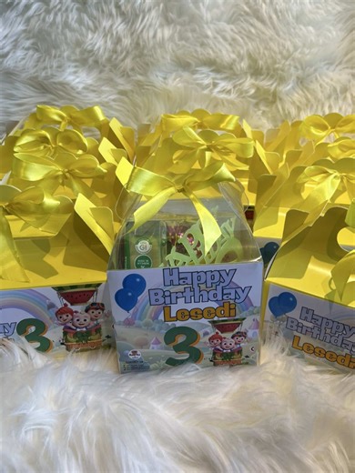 Cocomelon gable box party boxes. Order your birthday gable boxes with us. 🧡 #munchboxbykatekanim #partypacks #birthdayparty #gableboxes #trendingvideostiktok