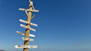 ／ 安心の添乗員同行ツアーを企画！ 「ルックJTB」「旅物語」から、 謎多き島・イースター島のツアーをご紹介🗿 ＼ . 【イースター島】 太平洋上に位置するチリ領の孤島。 チリの首都サンティアゴからは約3,700kmも離れているのだとか。 日本からの所要時間は、定期便を利用でなんと約29時間😲！ ルックJTBではタヒチ～イースター島間でチャーター便を利用することで＜約16時間半＞で現地まで行くツアーをご用意しています🥰 . 気軽には行けない島だからこそ、人々を惹きつけ・魅了し続けてくれるのでしょう…。 青い空と海、白い雲をバックに佇む日中のモアイ像はもちろん、朝日・夕日の時間帯のモアイ像も思わず息を飲むほどの美しさです🌅 . 現地では、テレビにもたびたび登場する日本人ガイドさんによるモアイ特別講座のほか、ラパヌイダンスショーなどイースター島の伝統文化も楽しめます。 . 個性あふれるモアイ像と自然にぜひ癒されてください❣ . 詳細はこちら👉 https://jtb.lnky.jp/6pINT29 | JTB