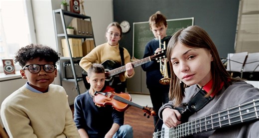 Teacher creates 'Circle of Fifths' song for his kids to sing on the spot. The solos are everything.