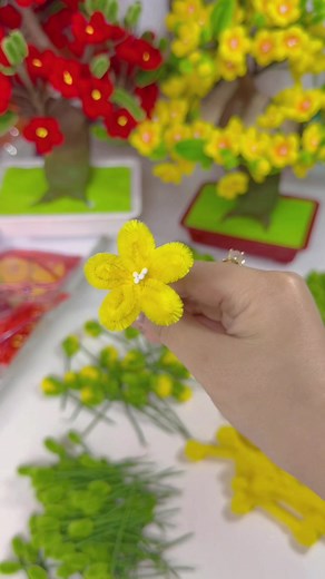 Cách làm hoa mai từ kẽm nhung cho ngày Tết
