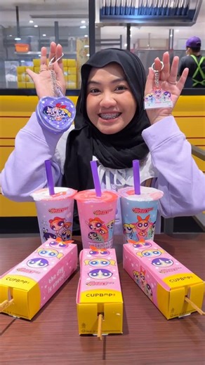 Asa Laily F 🦄 on Instagram: "YAY, CHATIME & CUPBOP SAVE OUR HOLIDAY! 🩷💙💚 Menu The Powerpuff Girls udah hadir! Rasanya seger & warnanya gemes banget. Wajib koleksi Merch Wonder Pack & Super Pack-nya juga! ✨ 🎁 GIVEAWAY ALERT! 10 orang beruntung bisa dapet 3 Chatime, 3 Cupbop PPG Edition, & merchandise The Powerpuff Girls! Caranya gampang: Repost video ini & Tag aku, @chatimeindo & @cupbopindonesia! #YourHolidayHeroes #WBStyle #ThePowerpuffGirls #Blossom #Bubbles Buttercup MojoJojo"