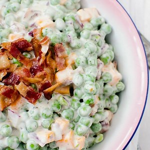 A pea salad BURSTING with flavor!! Printable Recipe: https://www.familyfreshmeals.com/2017/03/creamy-bacon-pea-salad.html | Family Fresh Meals