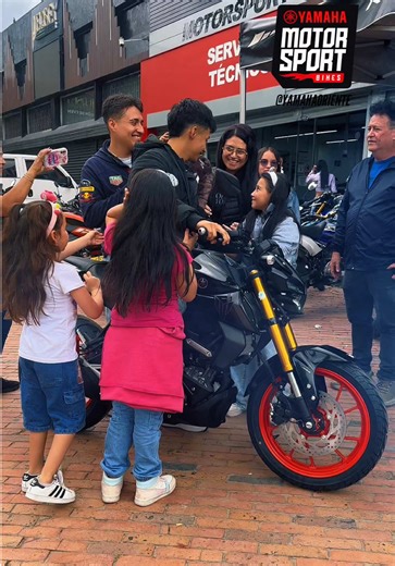 En Yamaha Oriente no solo entregamos motos… ¡entregamos experiencias únicas e irrepetibles que te impulsan a vivir al máximo! 🎁 YAMAHA MT15 LÍNEA ÚNICA ✅ 📲311-346-7888 —————————— 📍YAMAHA GUARNE 🏬•Cra.53 No.46A-50- Autopista Medellin-Bogota (Bomba Texaco) 📍YAMAHA MARINILLA 🏬 •Cra. 36 No. 27-56 (sector la Bomba) 📍YAMAHA ORIENTE BOGOTÁ 🏬•Calle 23 No.32-55 Avenidas las Américas / A una cuadra del G12 —————————— #yamaha #yamahaoriente #mt15 #yamahar15 #r15