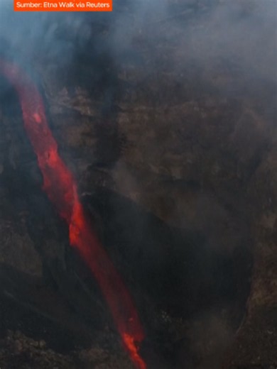 Rakaman dron yang jarang diperoleh di Gunung Etna pada Selasa memaparkan aliran lava merah menyala seolah-olah mengalir masuk ke dalam satu bukaan besar berhampiran Kawah Timur Laut, sekali gus memperlihatkan fenomena luar biasa yang membabitkan dua kawah utama gunung berapi terbesar di Sicily itu. Berbeza daripada kebiasaan apabila lava mengalir menuruni cerun gunung, kali ini ia kelihatan seakan-akan jatuh semula ke dalam lubang di puncak gunung, seolah-olah 'ditelan' oleh gunung berapi berken