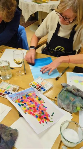 Listen To Your Art on Instagram: "🎂✨ Zo zoet als schilderen kan zijn ✨🎂 Tijdens deze workshop doken we in mixed media taartjes: Aquarel, ecoline, inkt krabbels, kleurvlakken en vooral… veel plezier 💛 Elke taart vertelt z’n eigen verhaal — geen recepten, wel verbeelding. Dit zijn van die momenten waarop je ziet: 👉 loslaten werkt 👉 spelen mag 👉 en kunst écht blij maakt Zou jij hier ook graag eens in bijten? 😍🎨 #listentoyourart #mixedmedia #creatieveworkshop #schilderplezier #waterverf crea