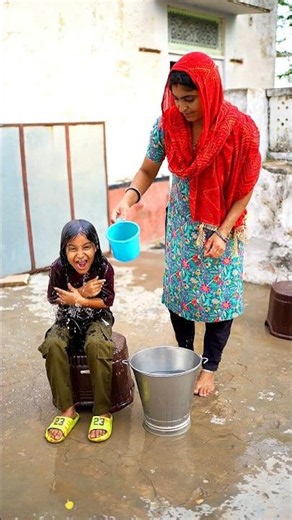 माँ, मैं नहीं नहाऊँगी 😱😂 Village family #shorts #maa #prank #funny