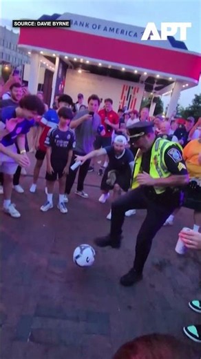 Boston Police Officer Wows World Cup Fans With Keepy-Uppies During Tournament Celebrations | APT