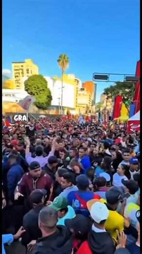 ¡La juventud tiene la palabra y el poder! 🇻🇪 Nuestro presidente @Nicolasmadurom ha Juramentado a más de 5,336 Comités de Base de la Juventud Comunal. Una generación que asume con honor la misión de construir una Venezuela en paz, libre y con una sociedad verdaderamente humana La Juventud es la fuerza que consolida nuestra Patria, somos herederos del legado de Chávez y la bandera de Bolívar. ¡Que viva la juventud comunera venezolana! @nicolasmaduro @dcabellor @juventudpsuv @mincomunas_ve #juven