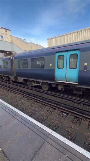 Class 707 arriving at dartford #class707 #train #roadto1k