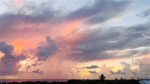 Sometimes you’re so glad you’re up early. This sunrise is so beautiful I had to share 😊💕 | Lisa Robertson