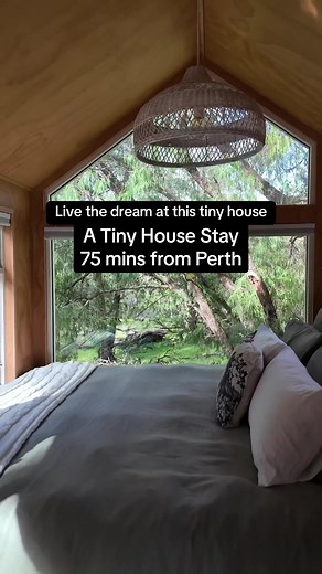 Looking for a luxury bush adventure? Just 75 minutes from Perth, this secluded, off-grid tiny house ticks all the boxes! Tucked away in a National Park in the Western Australian Peel region @Hidden Cabins ‘Florence’ is a dreamy little hideaway, perfect for unwinding from the hustle of city life. Wake up to birds singing, enjoy beautiful views of the lush native bush, and maybe even spot a kangaroo or two. Spend your days soaking in nature with bushwalks, beach trips, or just relaxing by the fire