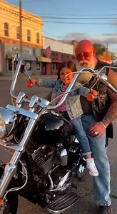 The rally was loud. The bikes were massive. Most people just walked past. One little girl couldn’t stop staring. One biker noticed. And one simple photo changed how brave she felt that day. What happened next became her “warrior moment.” (continued in the comments ⬇️) | Born to Roll