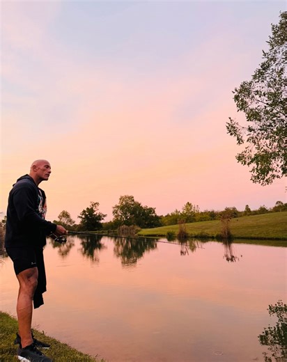 Dwayne Johnson on Instagram: "Peace out ✌🏾2025 2026 I’m grateful, humble, hungry, smiling and ready 🙏🏾🥂👊🏾⚓️🤎 #teampeaceofmind"