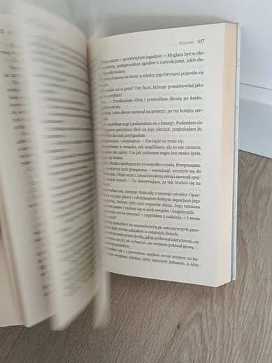 hej jestem nowa💕👋🏼 ⚠️książke ,,Magiczne drzewo i czerwone krzesło dostałam 4 lata temu na urodziny⚠️ #fr #boktok #love #books #lovebooks #dlaciebie #dc