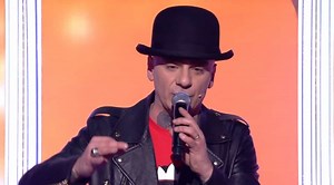 All together now, J-Ax commosso per l'esibizione di Luca: video Mediaset