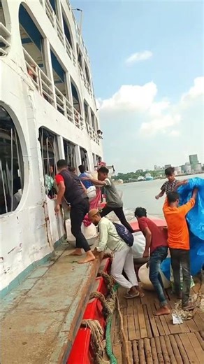 AMAZING! How Fast food sellers board a fast moving ship