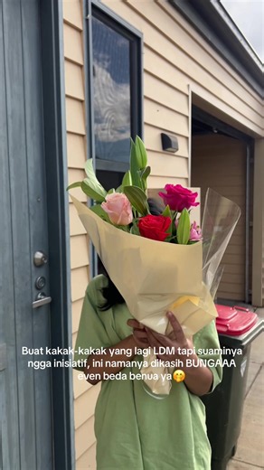 Suami Kirim Bunga Antar Benua: Bukti Cinta untuk Istri LDM